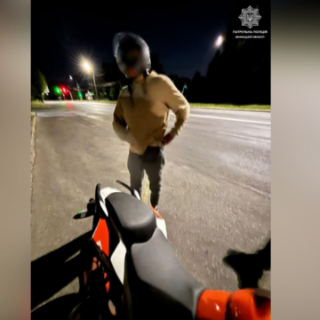Три порушення за одну ніч: у Вінниці затримали п’яного мотоцикліста без прав