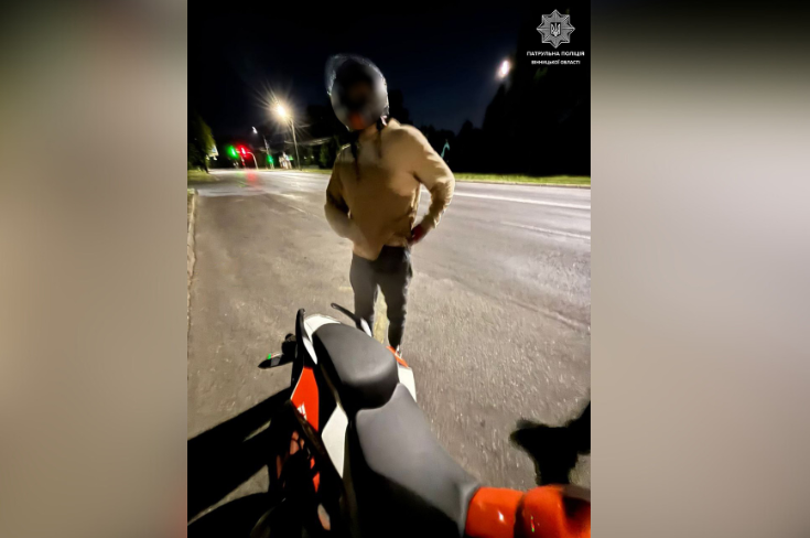 Три порушення за одну ніч: у Вінниці затримали п’яного мотоцикліста без прав