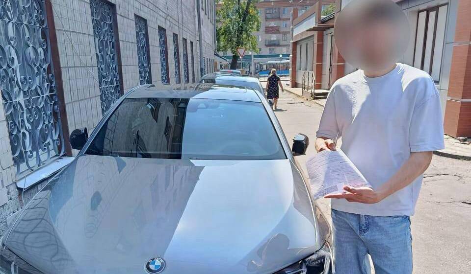 У Вінниці водія BMW оштрафували за перевезення пасажирів на вікнах авто