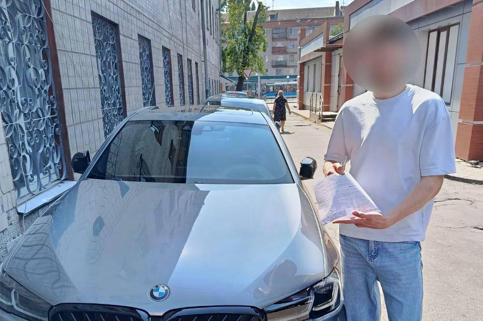 У Вінниці водія BMW оштрафували за перевезення пасажирів на вікнах авто