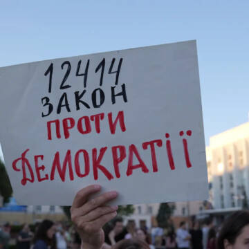 Вінничани вийшли на мітинг проти закону №12414 (фото)