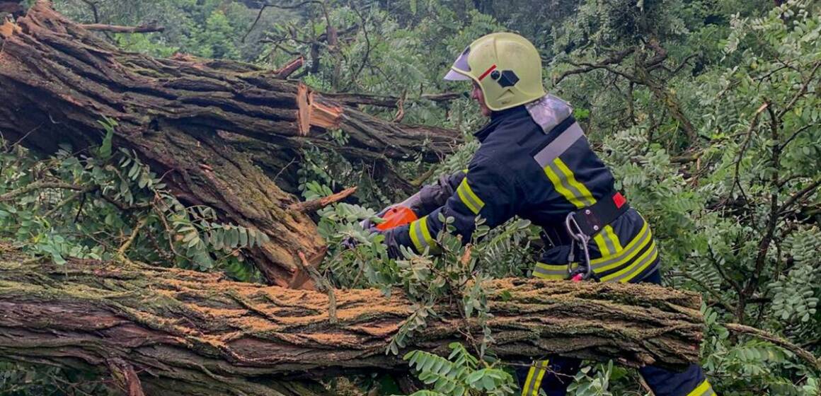 Третю добу поспіль рятувальники Вінниччини ліквідовують наслідки негоди