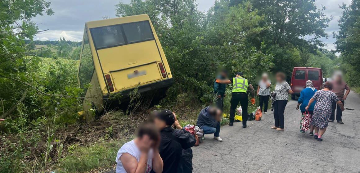На Вінниччині автобус з пасажирами злетів у кювет: є постраждалі