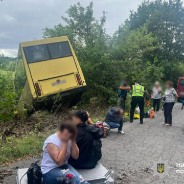 На Вінниччині автобус з пасажирами злетів у кювет: є постраждалі