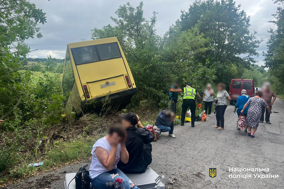 На Вінниччині автобус з пасажирами злетів у кювет: є постраждалі