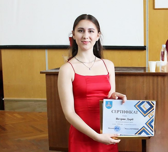 200 балів з трьох предметів: учениця з Хмільника склала НМТ на відмінно