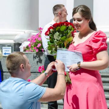 Випускний із каблучкою: у ВНМУ майбутній стоматолог сказала «так» поліцейському