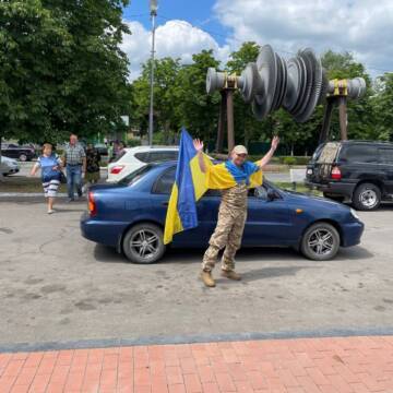 У Ладижинській громаді з прапорами й обіймами зустріли визволеного з полону бійця