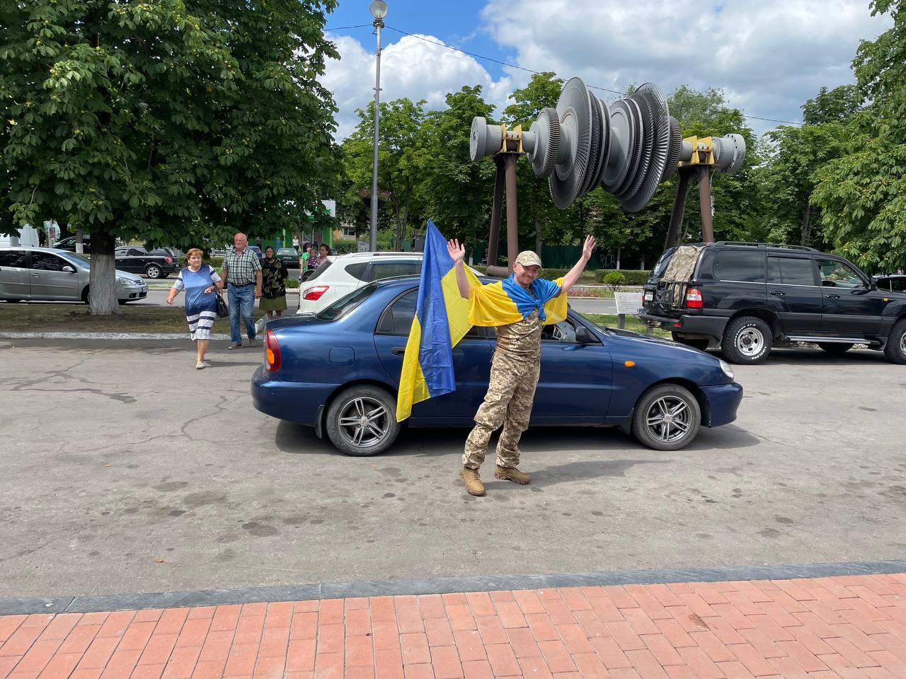 У Ладижинській громаді з прапорами й обіймами зустріли визволеного з полону бійця