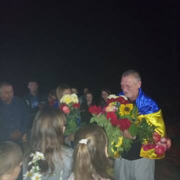 Воїн із Липовеччини повернувся з полону — громада зустрічала на вокзалі