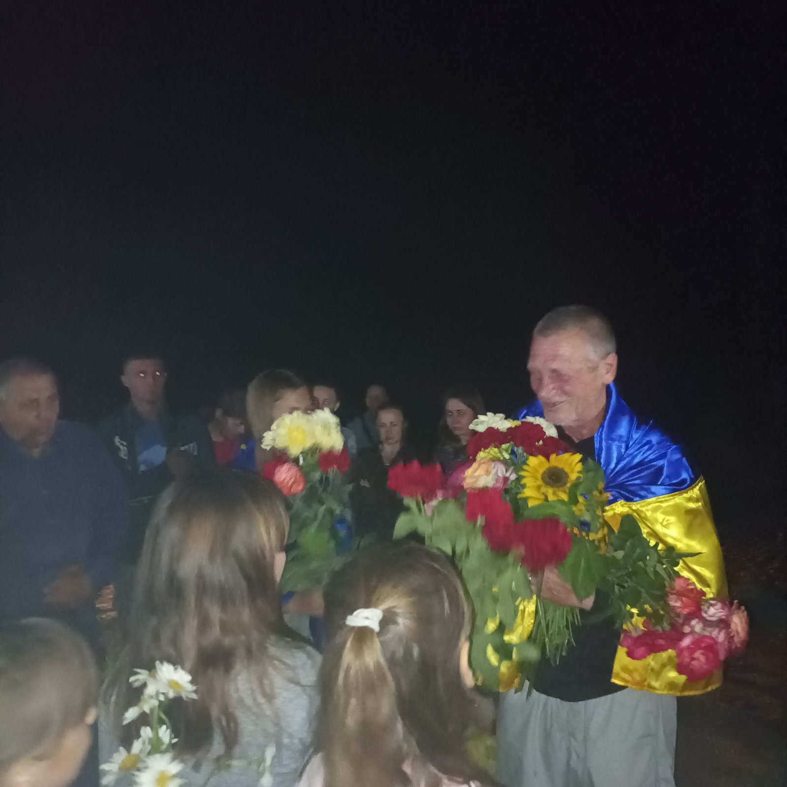 Воїн із Липовеччини повернувся з полону — громада зустрічала на вокзалі