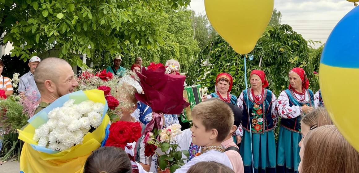 Сльози, обійми, вдячність: як у Бирлівці зустрічали воїна після полону