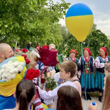 Сльози, обійми, вдячність: як у Бирлівці зустрічали воїна після полону