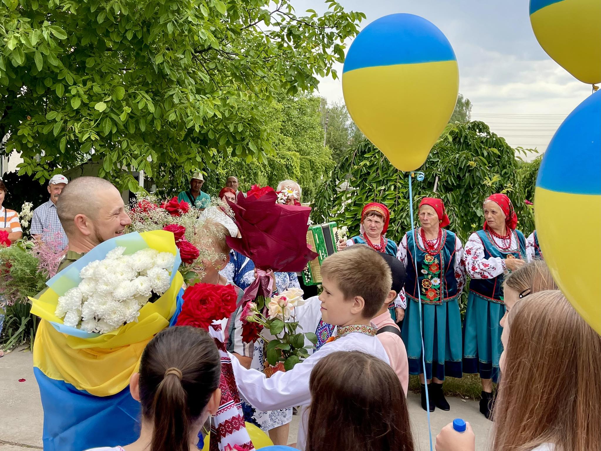 Сльози, обійми, вдячність: як у Бирлівці зустрічали воїна після полону