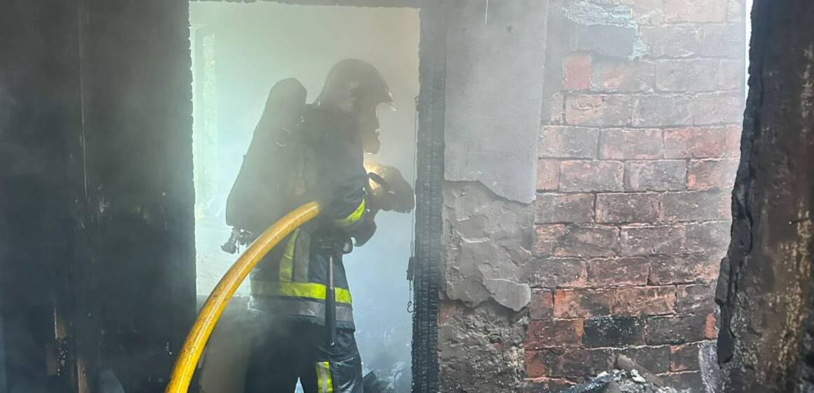 Пожежі в Гайсині та Вінниці: рятувальники витягували людей із вогню