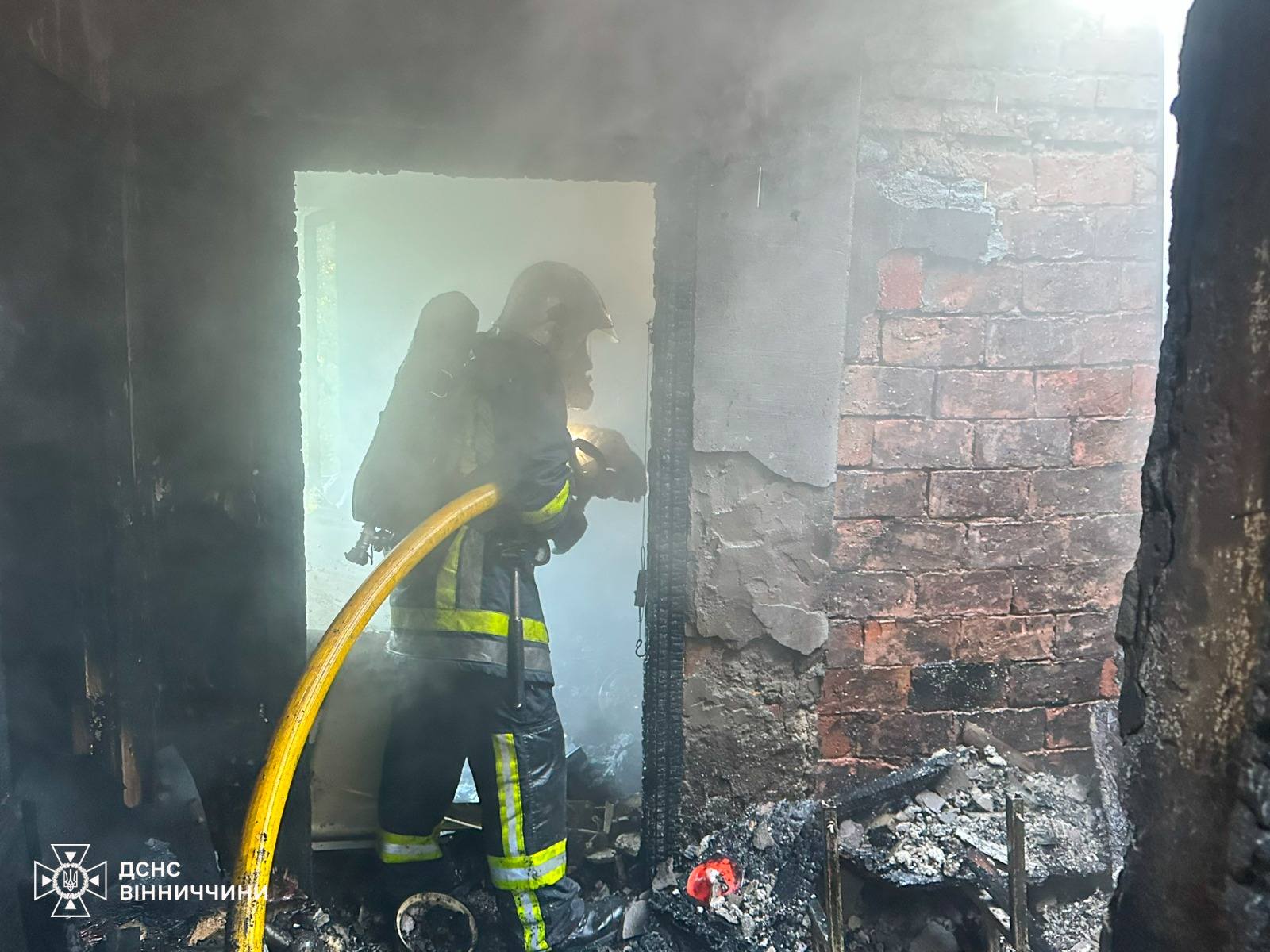 Пожежі в Гайсині та Вінниці: рятувальники витягували людей із вогню