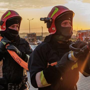 Понад 100 рятувальників залучено: на Вінниччині ліквідовують наслідки нічної атаки (Фото)