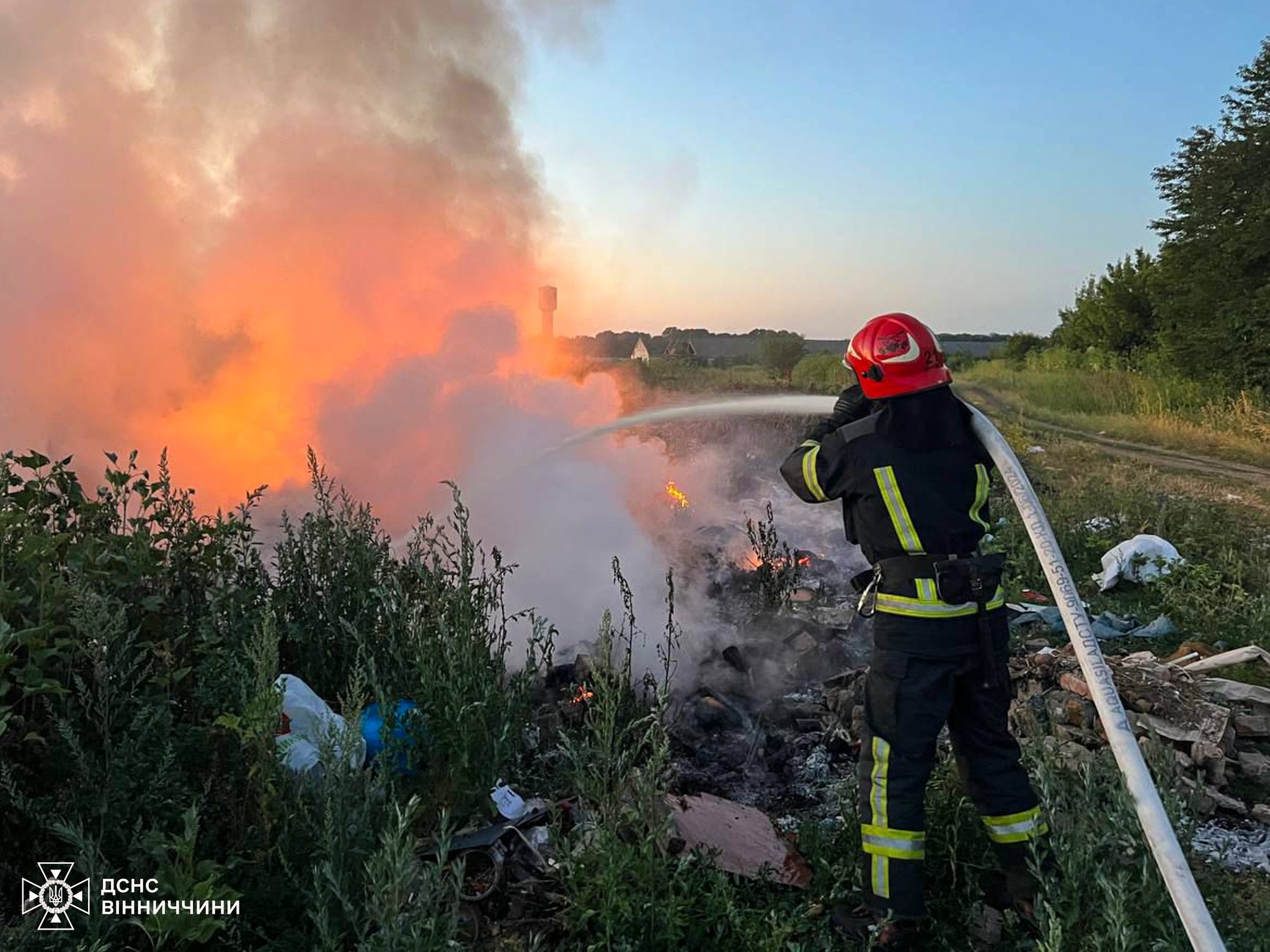 За добу — 15 пожеж: рятувальники Вінниччини ліквідовували вогонь у будинках і на відкритих територіях
