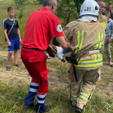 Прогулянка з друзями закінчилася лікарнею: підліток наступив на дошку з цвяхами