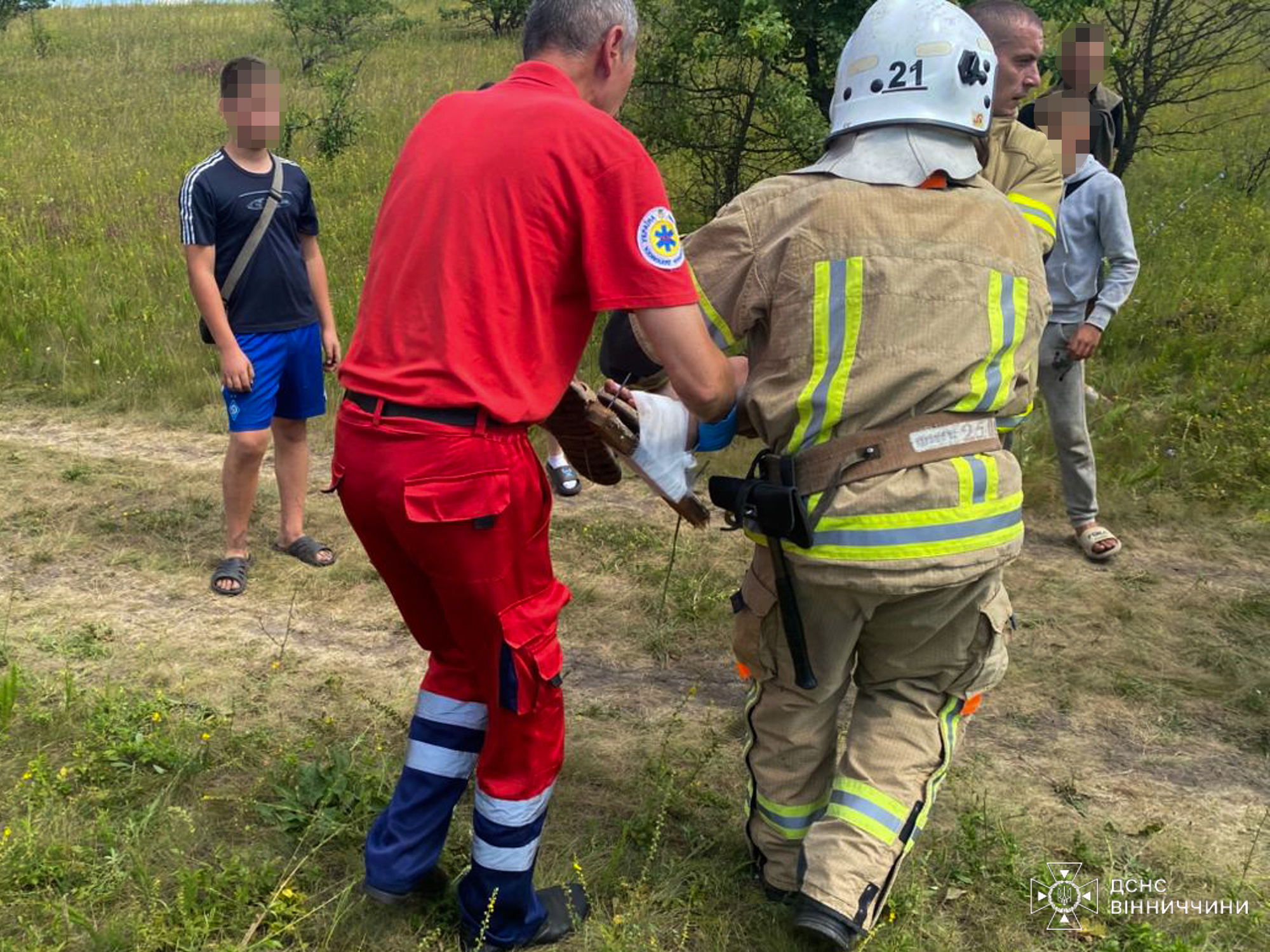 Прогулянка з друзями закінчилася лікарнею: підліток наступив на дошку з цвяхами