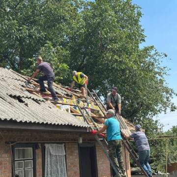 У Писарівці фахівці обстежують будинки після обстрілу