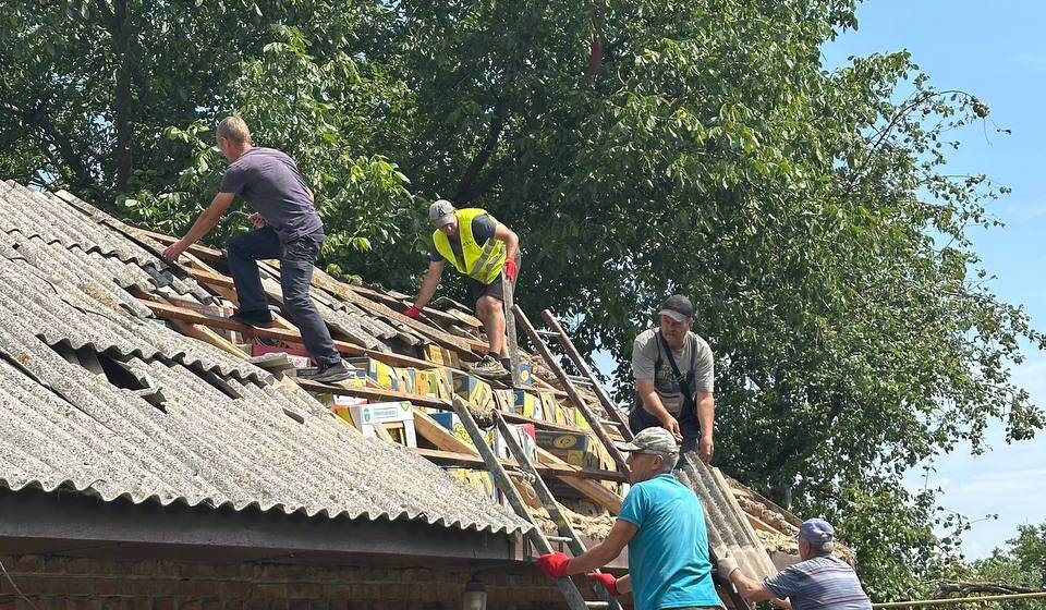 У Писарівці фахівці обстежують будинки після обстрілу