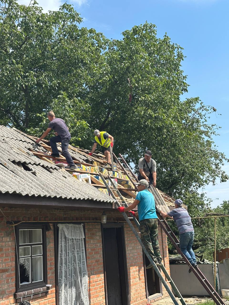 У Писарівці фахівці обстежують будинки після обстрілу