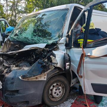 Аварія під Калинівкою: рятувальники визволяли водія з понівеченого мікроавтобуса