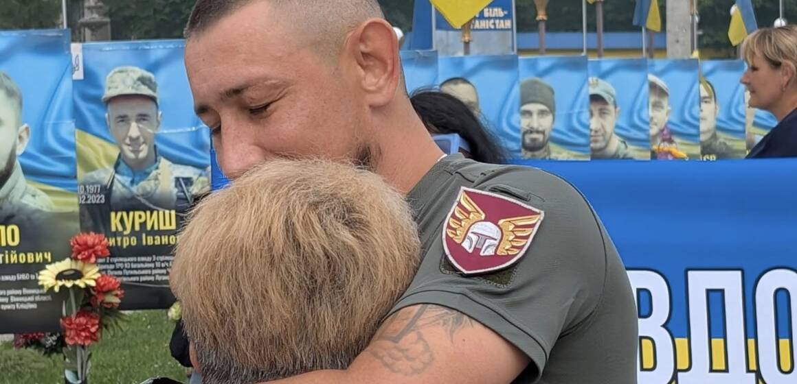 На Вінниччині зустріли захисника звільненого з полону
