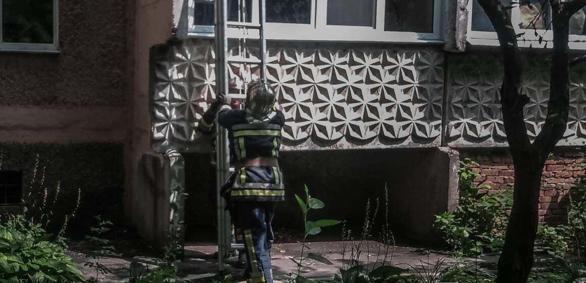 Забув ключі: у Вінниці рятувальники знімали чоловіка з балкона другого поверху