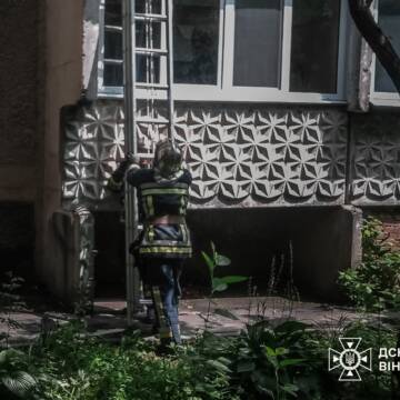 Забув ключі: у Вінниці рятувальники знімали чоловіка з балкона другого поверху
