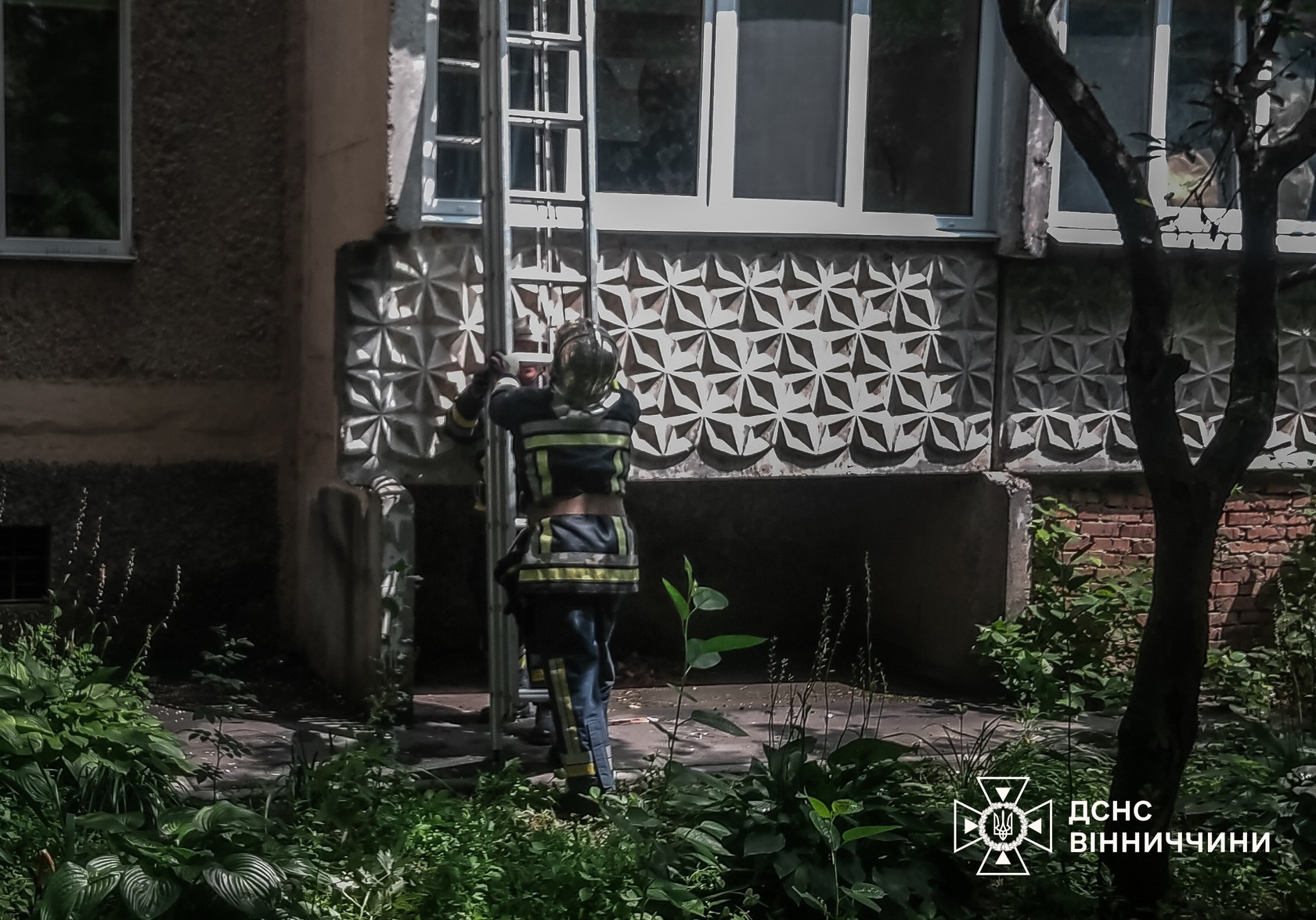 Забув ключі: у Вінниці рятувальники знімали чоловіка з балкона другого поверху