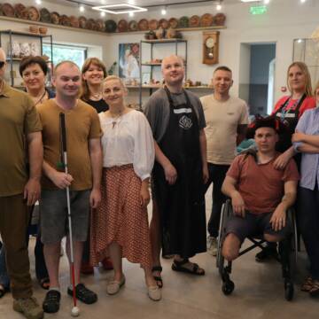 У Вінниці десять ветеранів завершили навчання в проєкті “Гончарство в темряві”