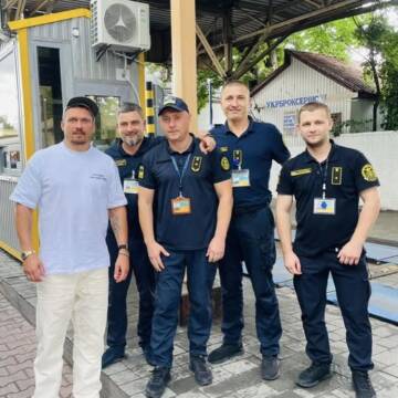 Вінницькі митники першими привітали Усика після його повернення додому