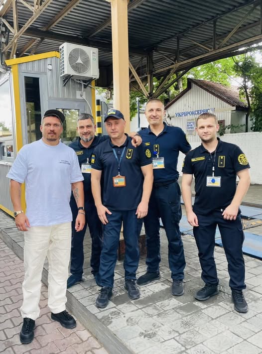 Вінницькі митники першими привітали Усика після його повернення додому
