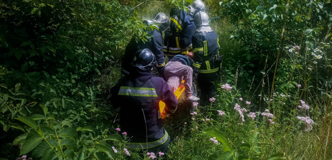 У Вінниці рятувальники допомогли жінці, яка впала зі схилу