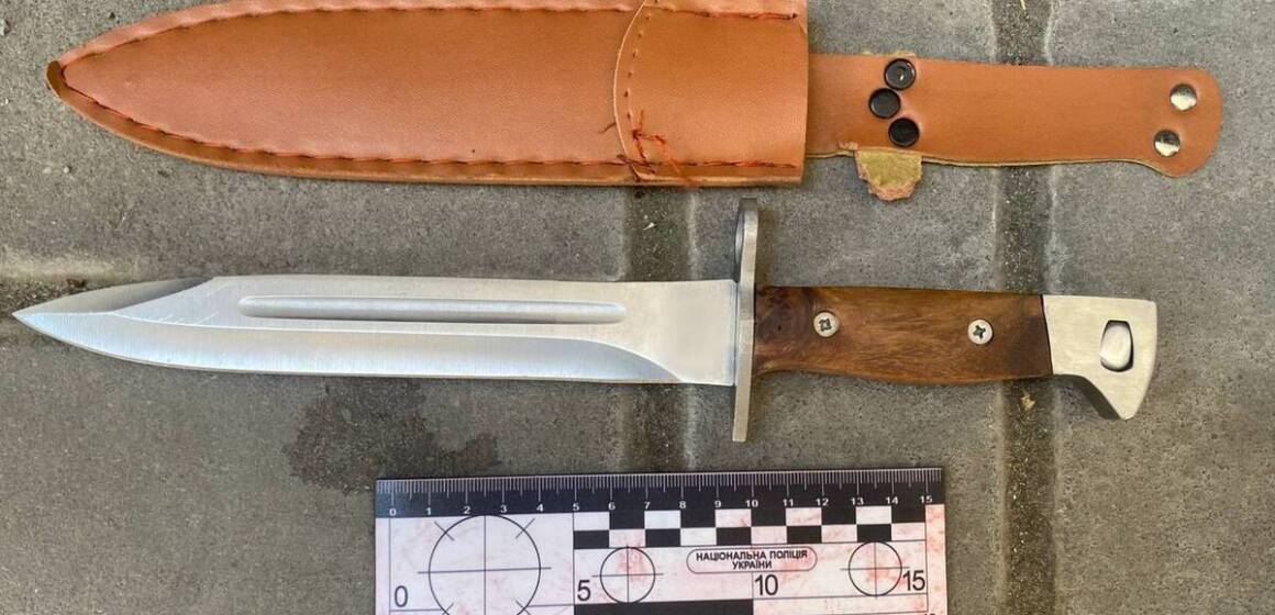 У Вінниці п’яний чоловік погрожував людям ножем