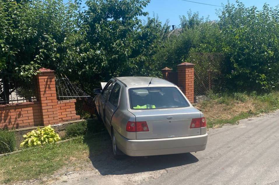 У Вінниці водій у стані сильного сп’яніння зніс паркан житлового будинку