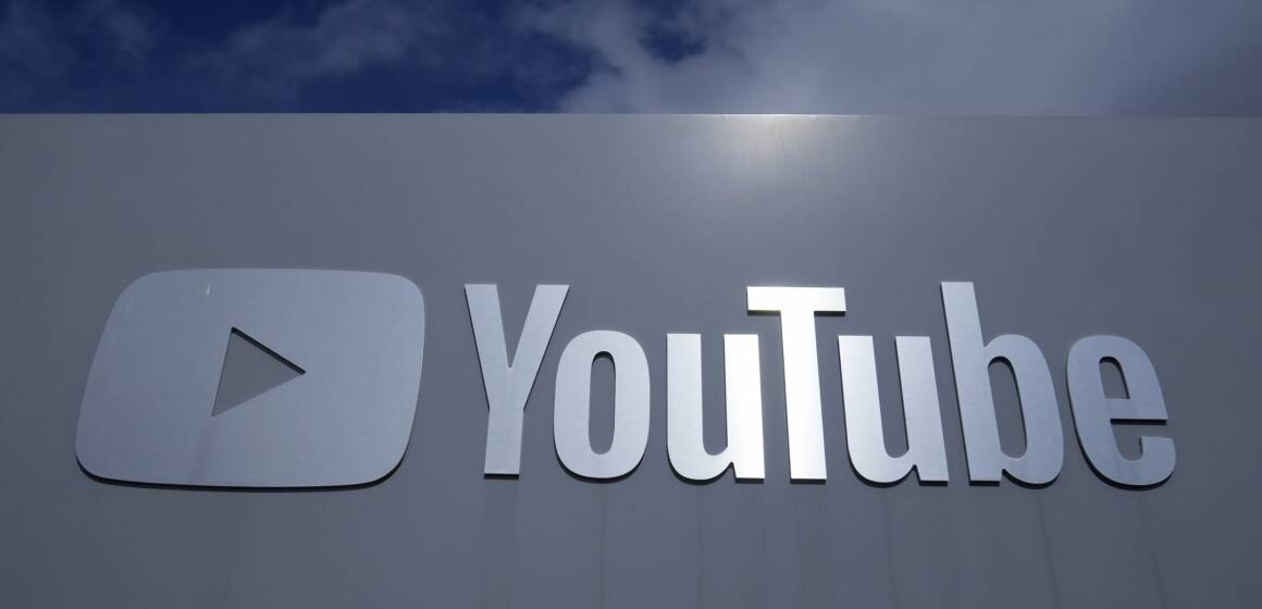 В Україні заблокували YouTube-канали підсанкційного блогера Луганського