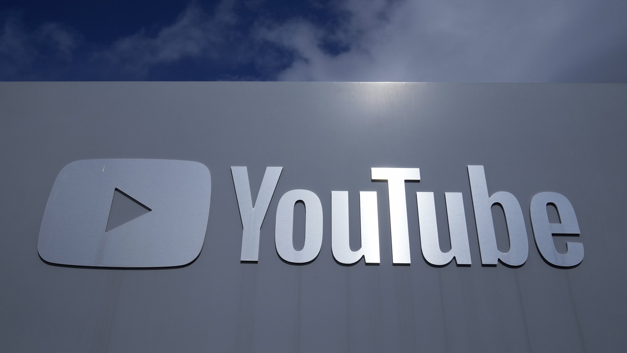 В Україні заблокували YouTube-канали підсанкційного блогера Луганського