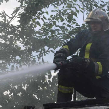У Вінниці рятувальники ліквідували пожежу на території приватної садиби