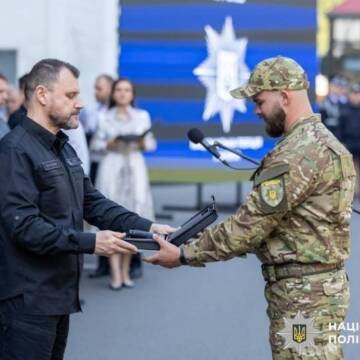 Вінницького поліцейського Віталія Сироту нагородили відзнакою «Вогнепальна зброя»