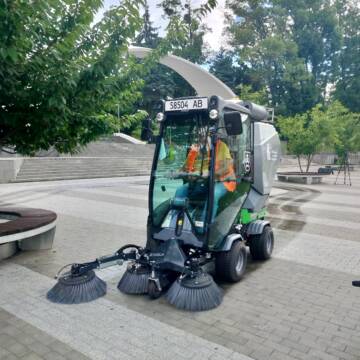 У Вінниці до прибирання вулиць долучають нову малогабаритну техніку