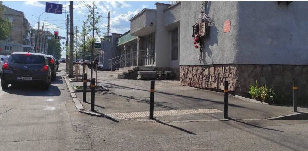 Із заборонних знаків діють лише метровий паркан та півметровий рів: у Вінниці продовжують встановлювати захисні стовпчик