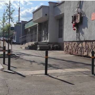 Із заборонних знаків діють лише метровий паркан та півметровий рів: у Вінниці продовжують встановлювати захисні стовпчики