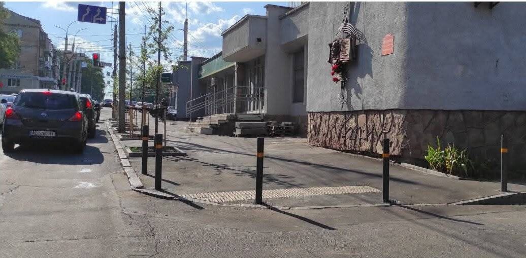 Із заборонних знаків діють лише метровий паркан та півметровий рів: у Вінниці продовжують встановлювати захисні стовпчики