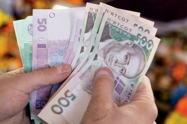 Середня зарплата в Україні за червень зросла майже на 2000 грн