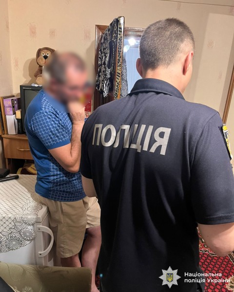 Поліцейські затримали зловмисника, який розповсюджував дитячу порнографію