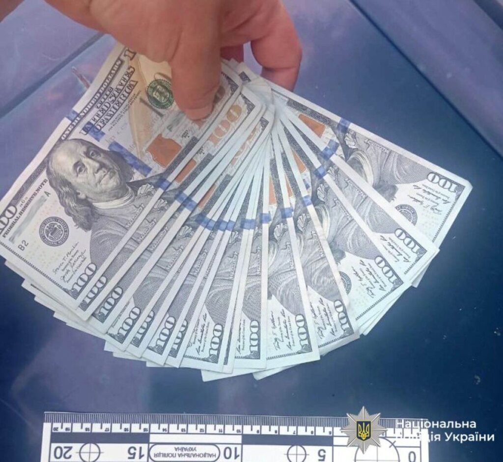 У Бершаді зловмисник викрав у знайомого 1600 доларів