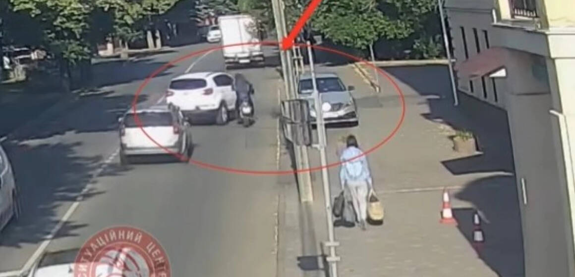 Аварія на Магістратській: водій KIA не поступився дорогою мотоциклісту (відео)